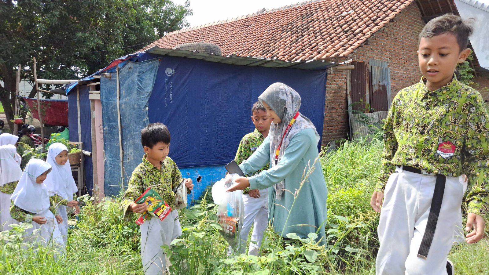 kegiatan pembersihan sungai kelas 3A SDIT Alief Mardhiyah