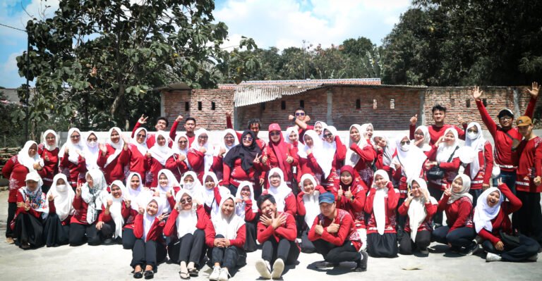 Kebersamaan guru dan siswa dalam lomba 17 Agustus di SDIT Alief Mardhiyah Cirebon